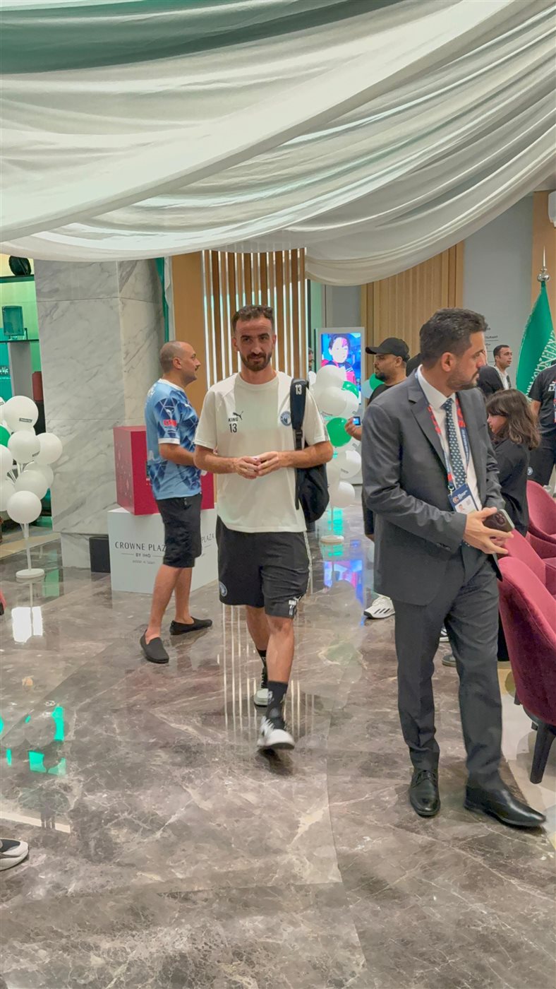 <strong>بعثة بيراميدز تغادر فندق الإقامة بجدة استعدادًا لمواجهة الأهلي السعودي</strong>