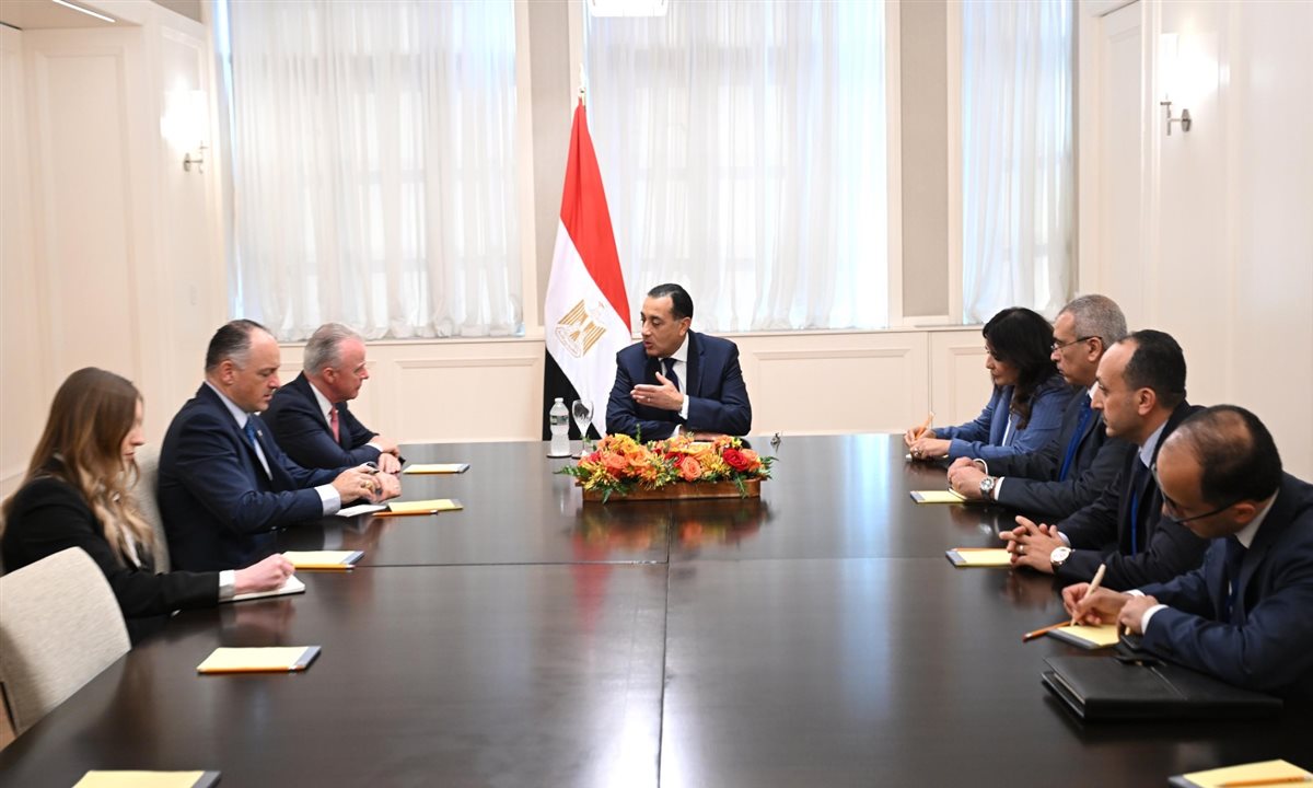 رئيس الوزراء يلتقي رئيس شركة 