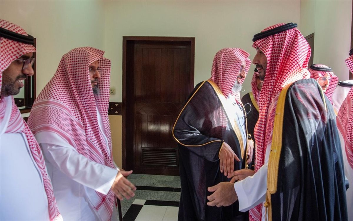 ولي العهد السعودي يؤدي صلاة الجنازة على مفتي المملكة عبد العزيز آل الشيخ