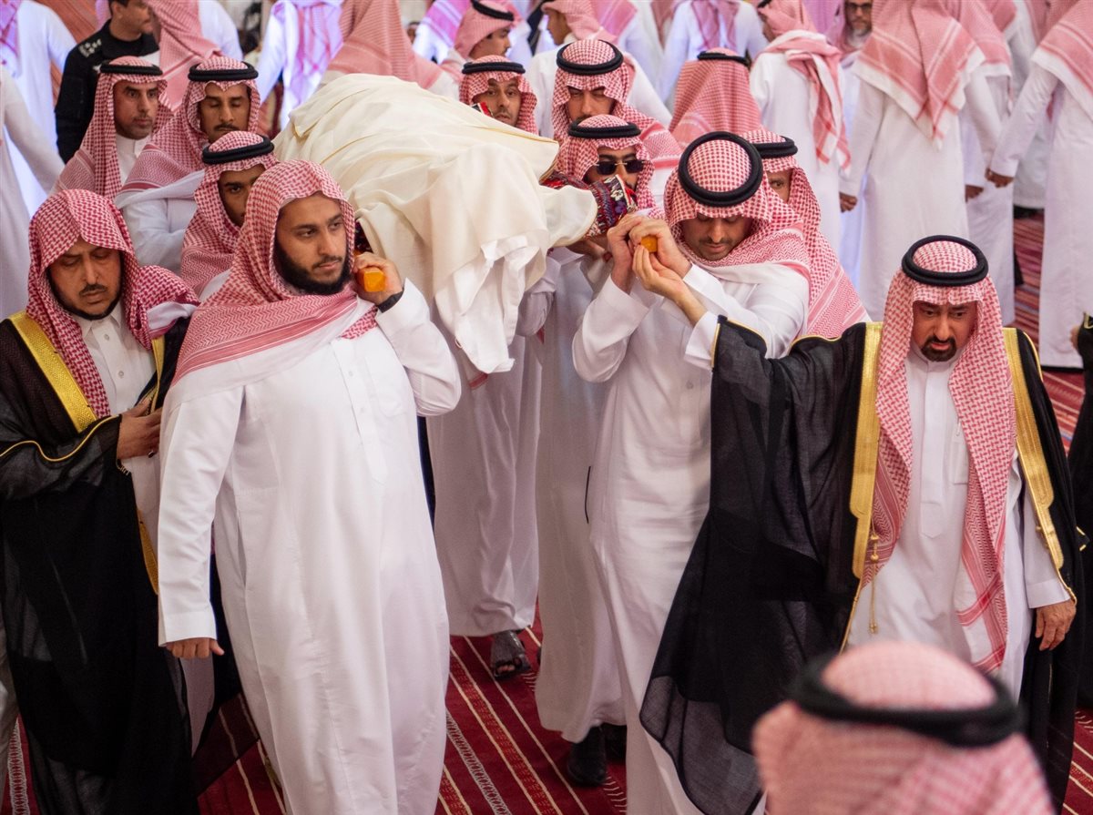 ولي العهد السعودي يؤدي صلاة الجنازة على مفتي المملكة عبد العزيز آل الشيخ