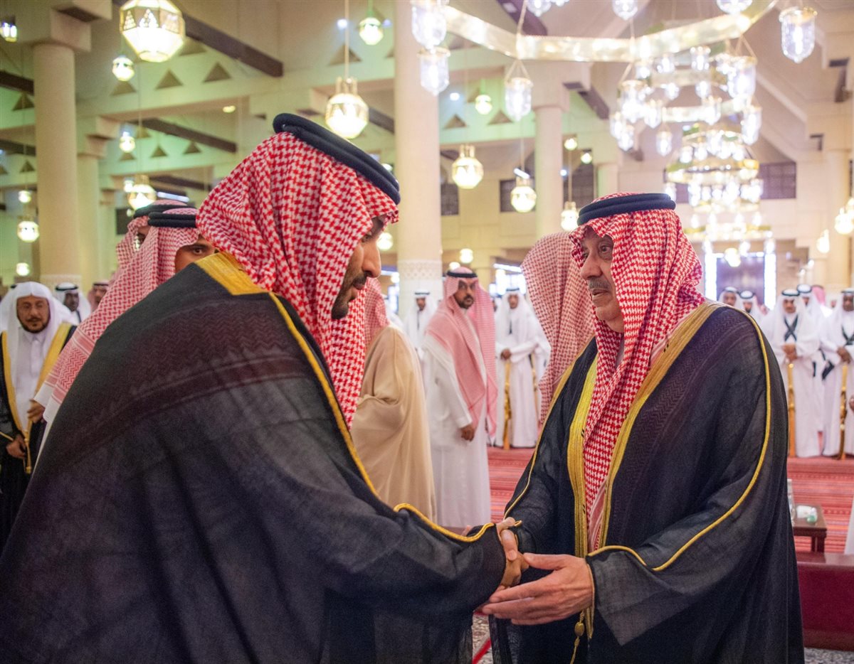 ولي العهد السعودي يؤدي صلاة الجنازة على مفتي المملكة عبد العزيز آل الشيخ