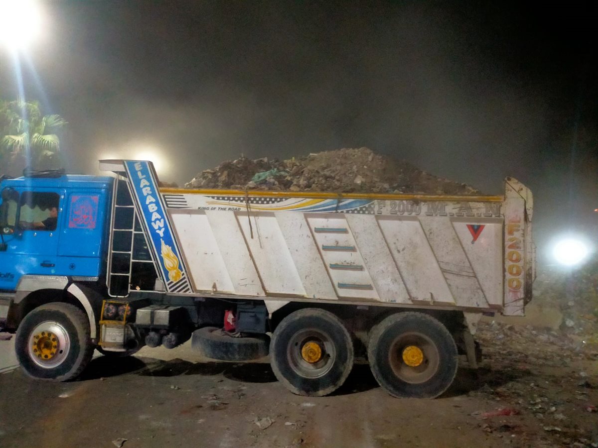  رفع 2000 طن مخلفات من أرض المطاحن بشارع فيصل لتحسين المظهر الحضاري