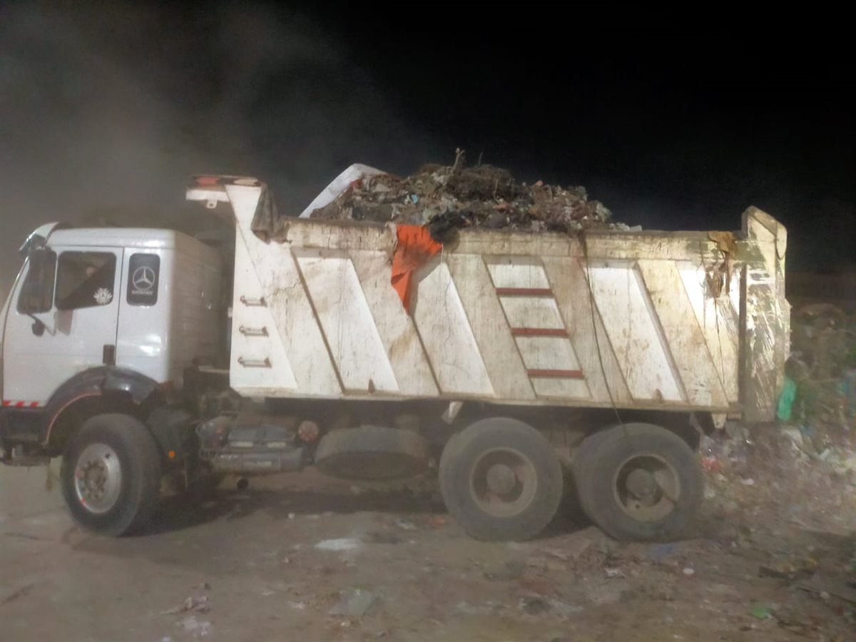  رفع 2000 طن مخلفات من أرض المطاحن بشارع فيصل لتحسين المظهر الحضاري