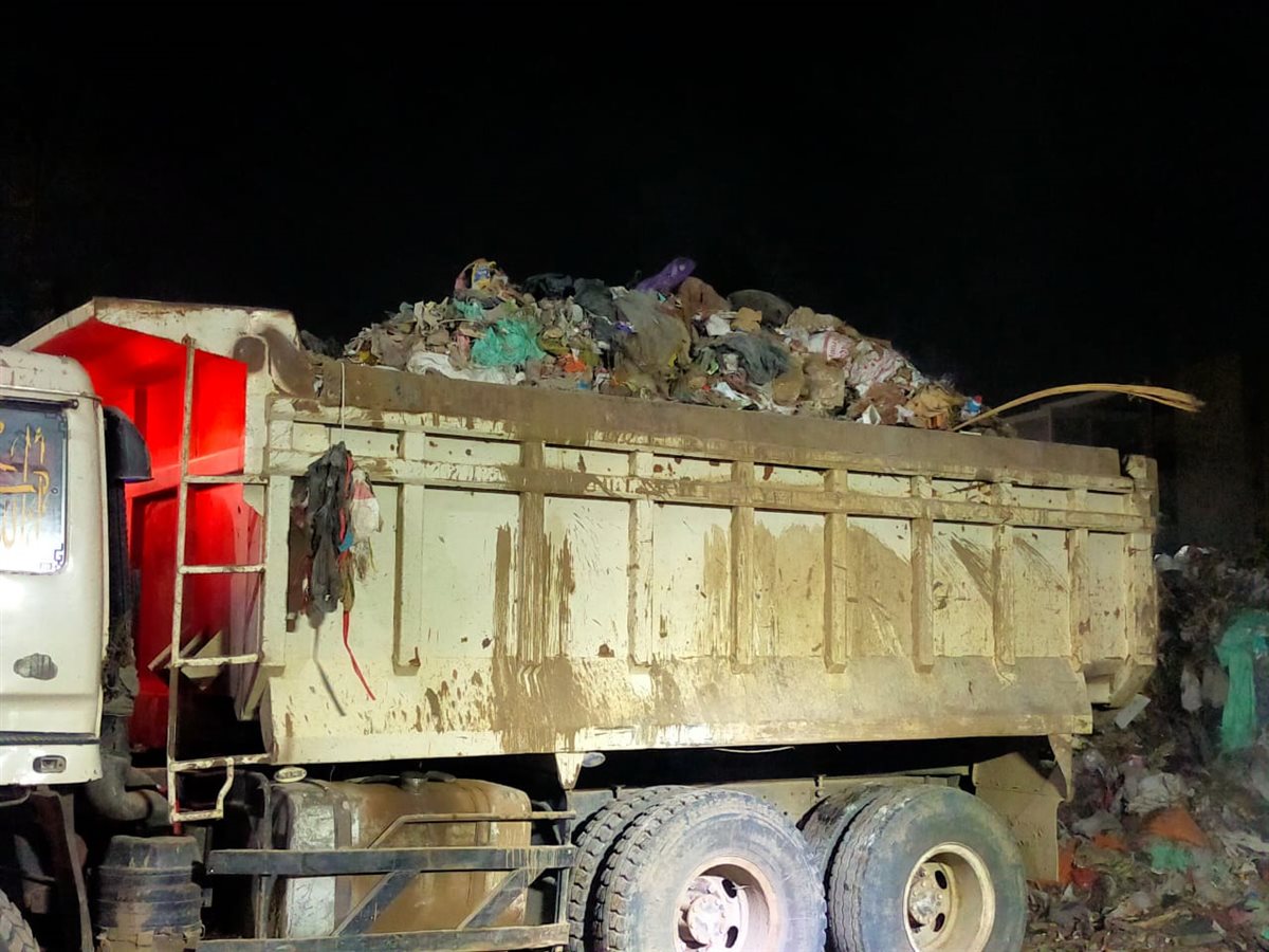  رفع 2000 طن مخلفات من أرض المطاحن بشارع فيصل لتحسين المظهر الحضاري