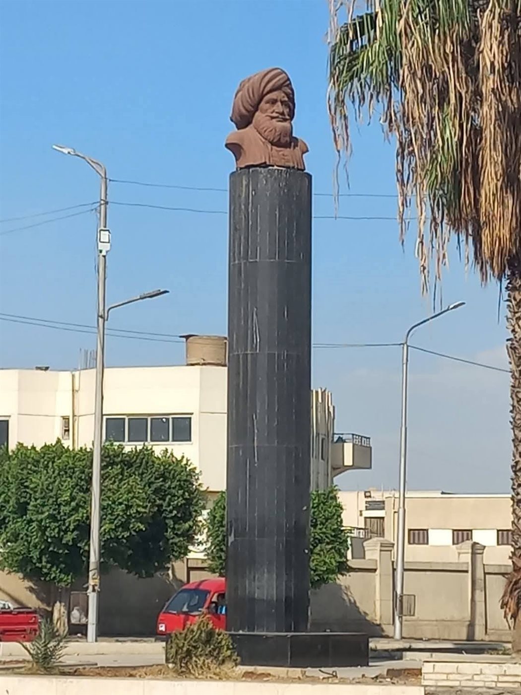 التمثال بعد تغيير قاعدته