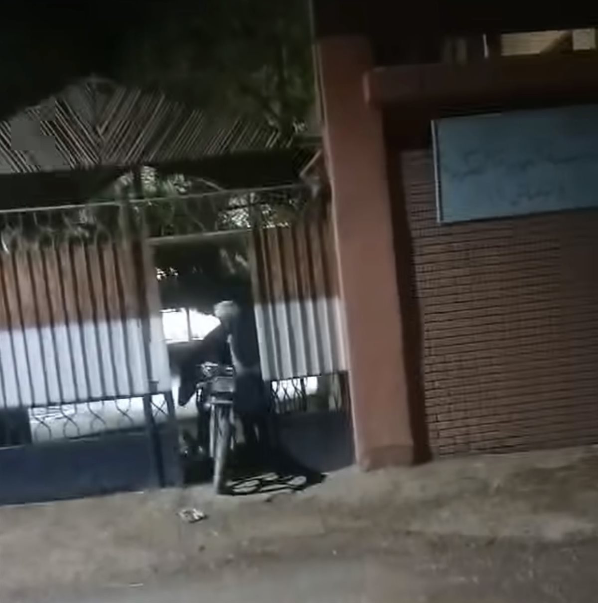 إخلاص معلم يدفعة للبقاء بالمدرسة حتى ساعات متأخرة من الليل