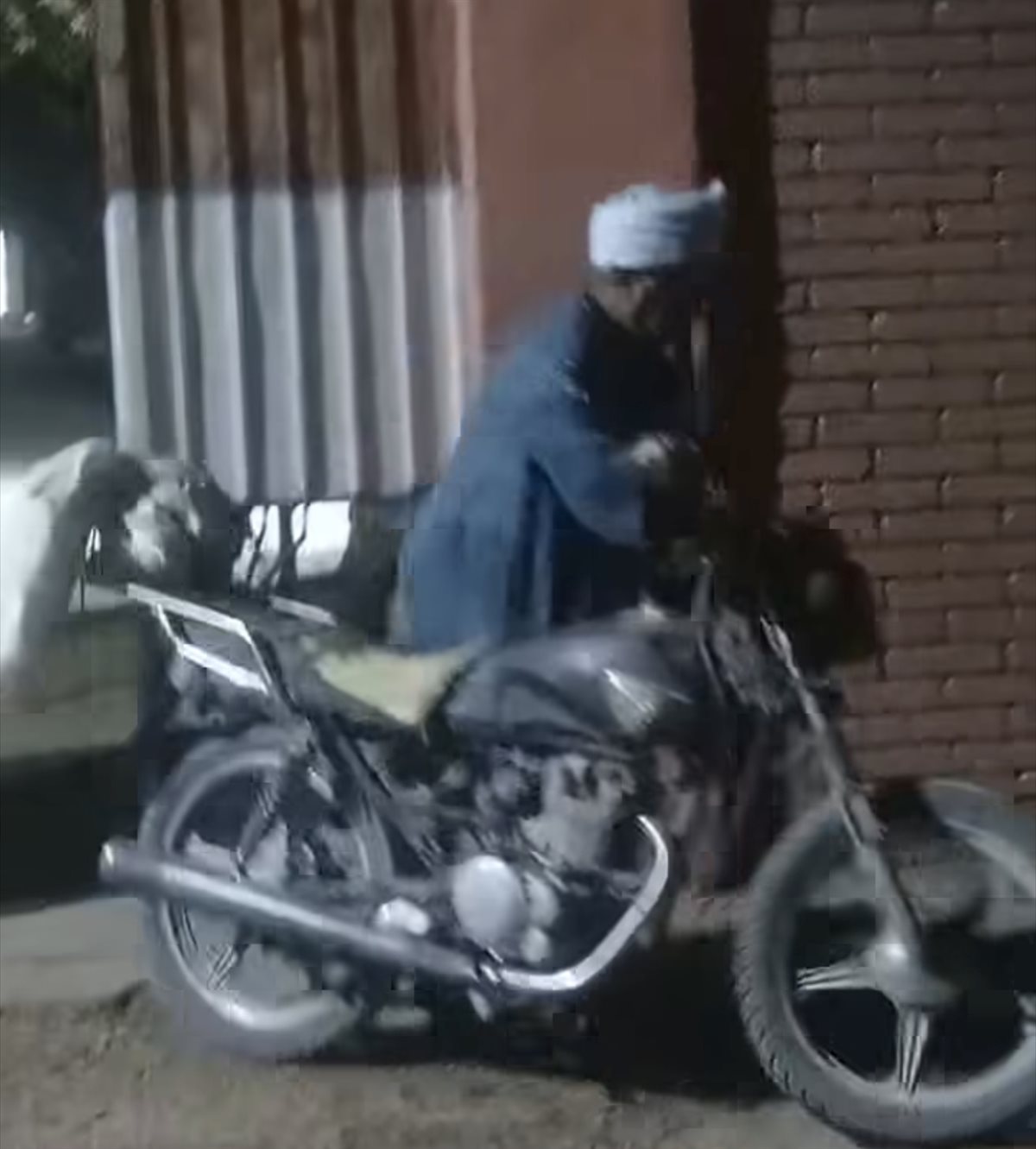 إخلاص معلم يدفعة للبقاء بالمدرسة حتى ساعات متأخرة من الليل