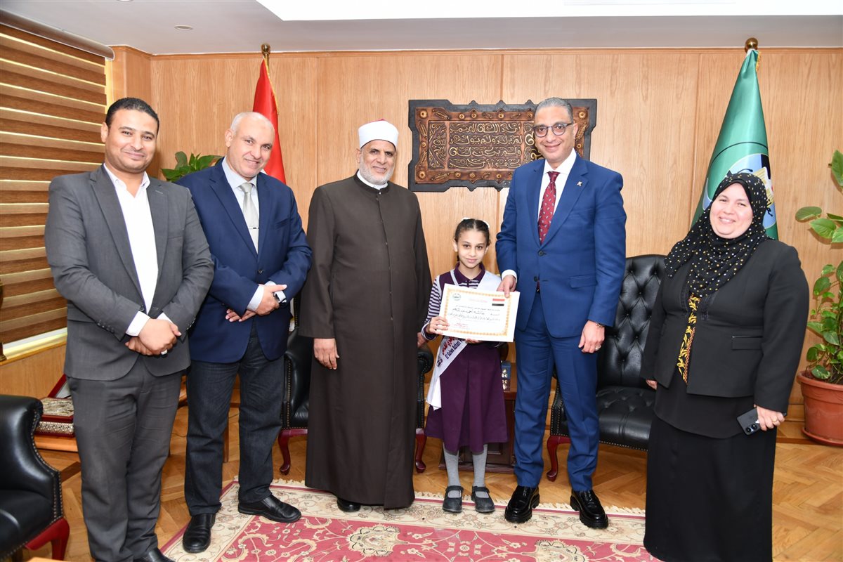 محافظ الفيوم يكرم ثلاث طالبات أزهريات 