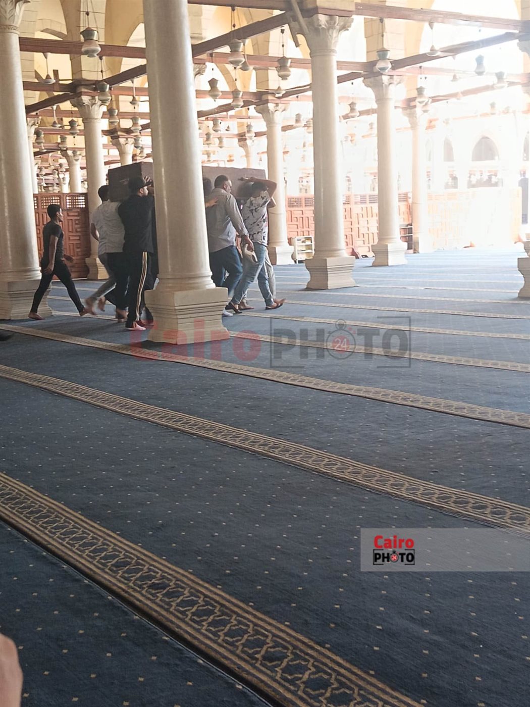 وصول جثمان الممثل والمخرج المسرحي أحمد لطفي مسجد عمرو العاص لأداء صلاة الجنازة عليه 