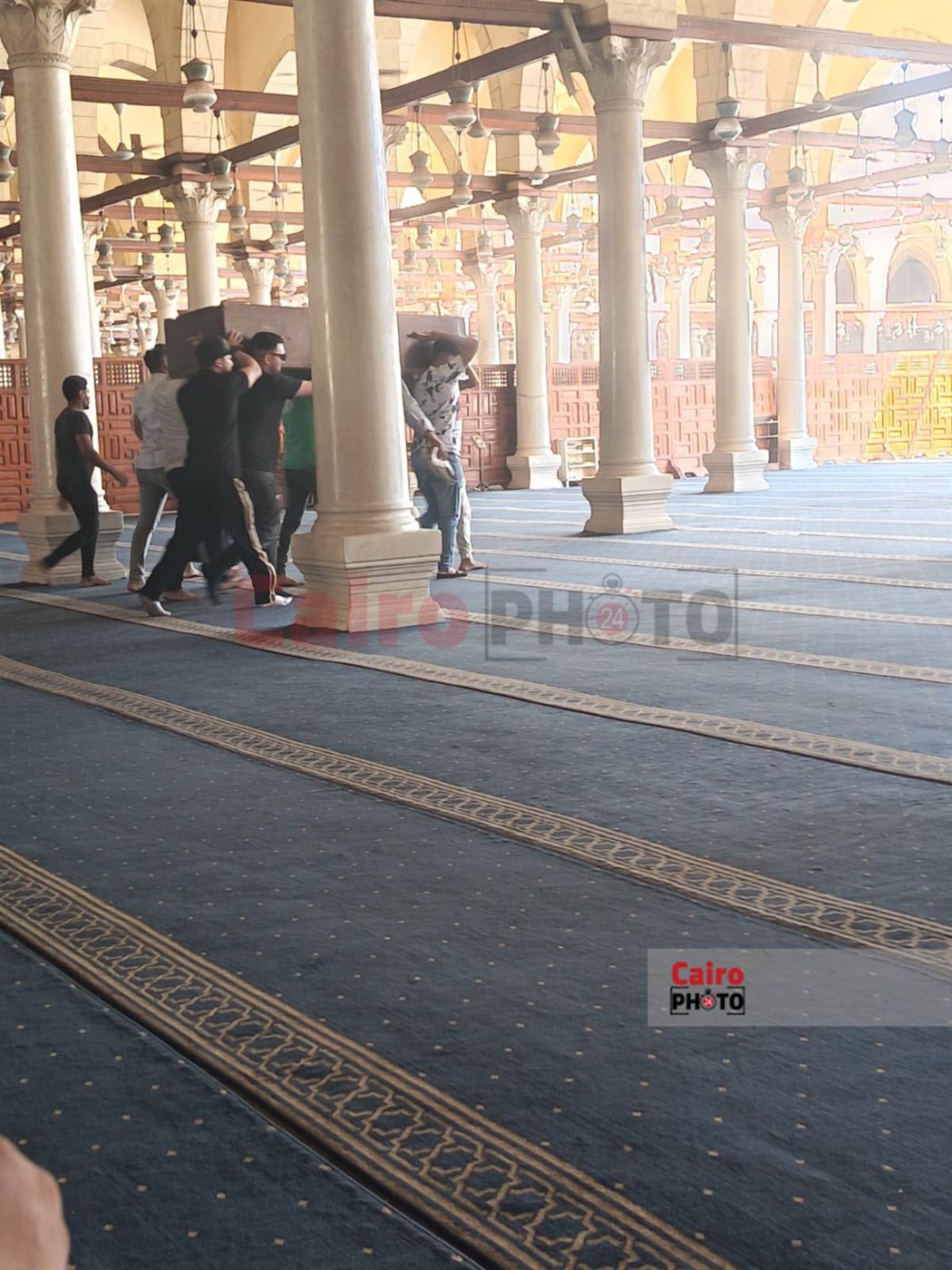 وصول جثمان الممثل والمخرج المسرحي أحمد لطفي مسجد عمرو العاص لأداء صلاة الجنازة عليه 