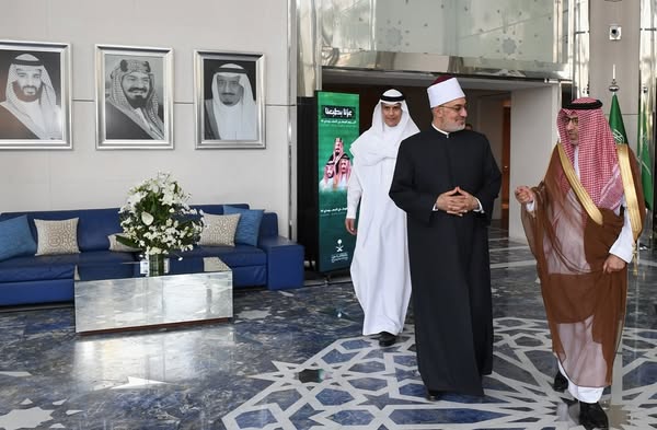 الدكتور نظير عياد يقدم تعازيه لخادم الحرمين وولي العهد في المفتي العام للمملكة العربية السعودية