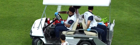 إصابة محمد النني في مباراة الجزيرة والوحدة بالدوري الإماراتي 