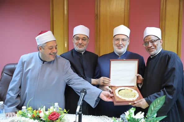  تكريم وكيل المعاهد للمناطق ومستشار اللغة العربية بعد بلوغهما السن القانونية