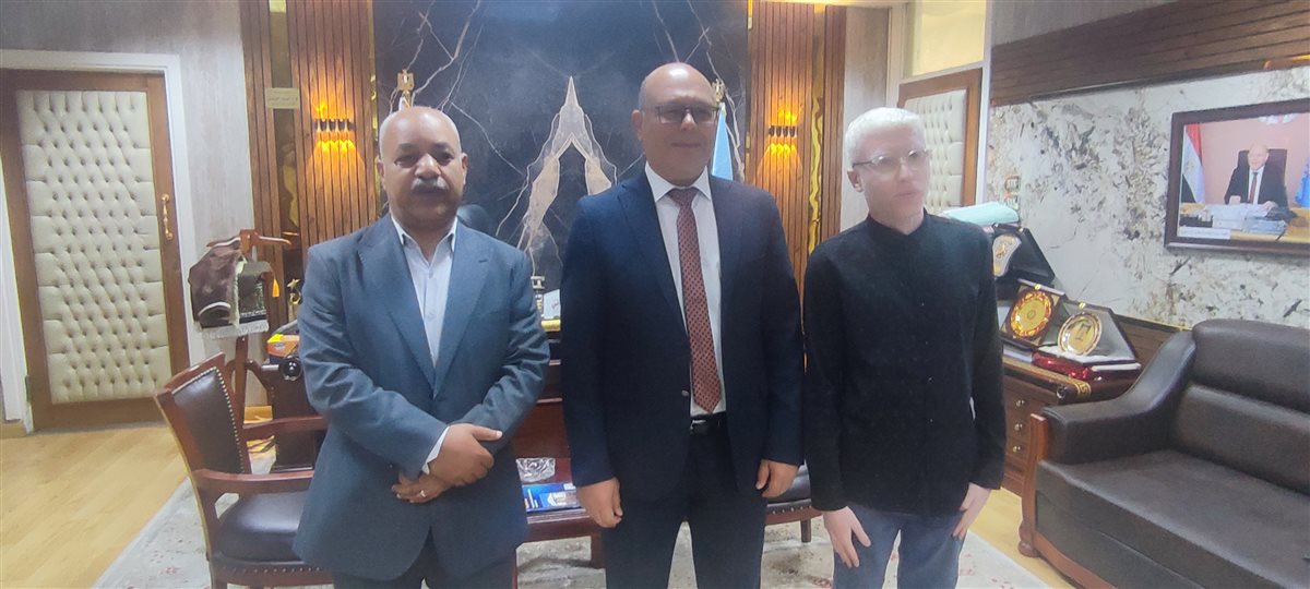 يوسف مع رئيس جامعة سوهاج