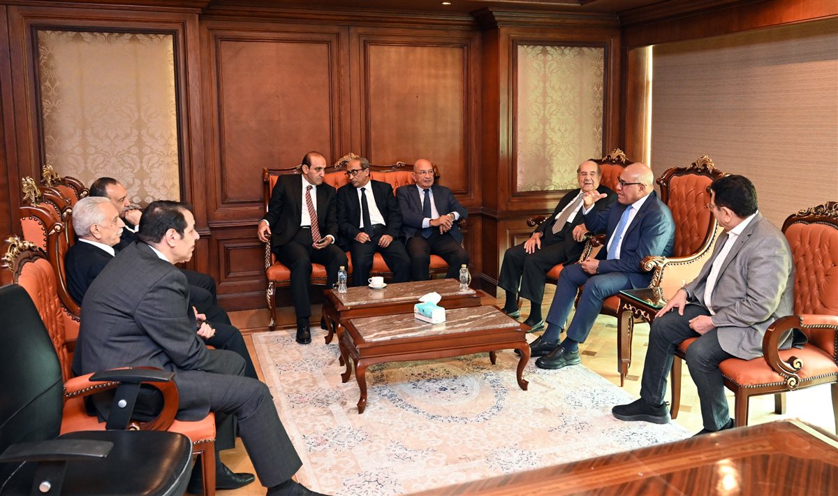 جانب من التوقيع