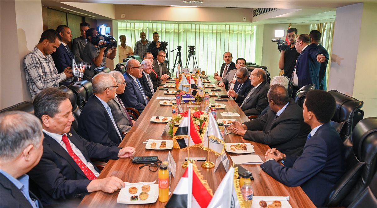 جانب من التوقيع