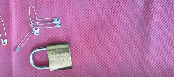 طريقة فتح القفل بالدبوس