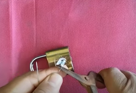 طريقة فتح القفل بالدبوس