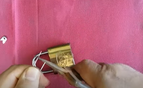 طريقة فتح القفل بالدبوس