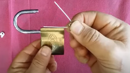 طريقة فتح القفل بالدبوس