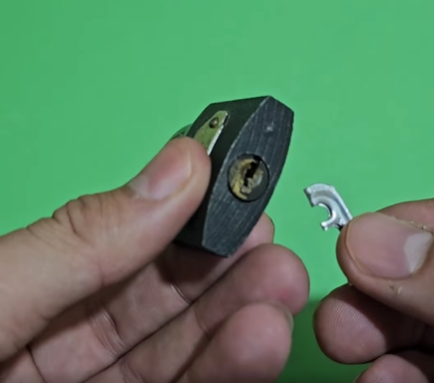 أسهل طريقة لفتح القفل