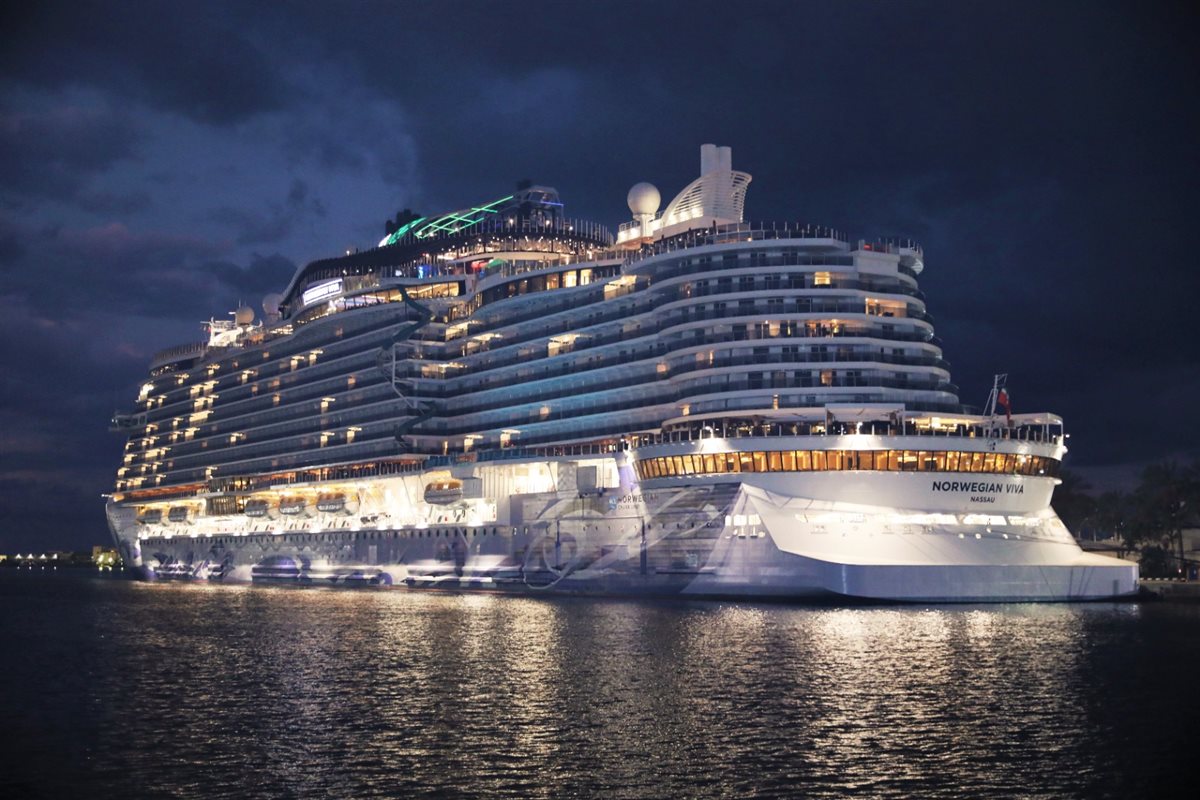 سفينة سياحية 