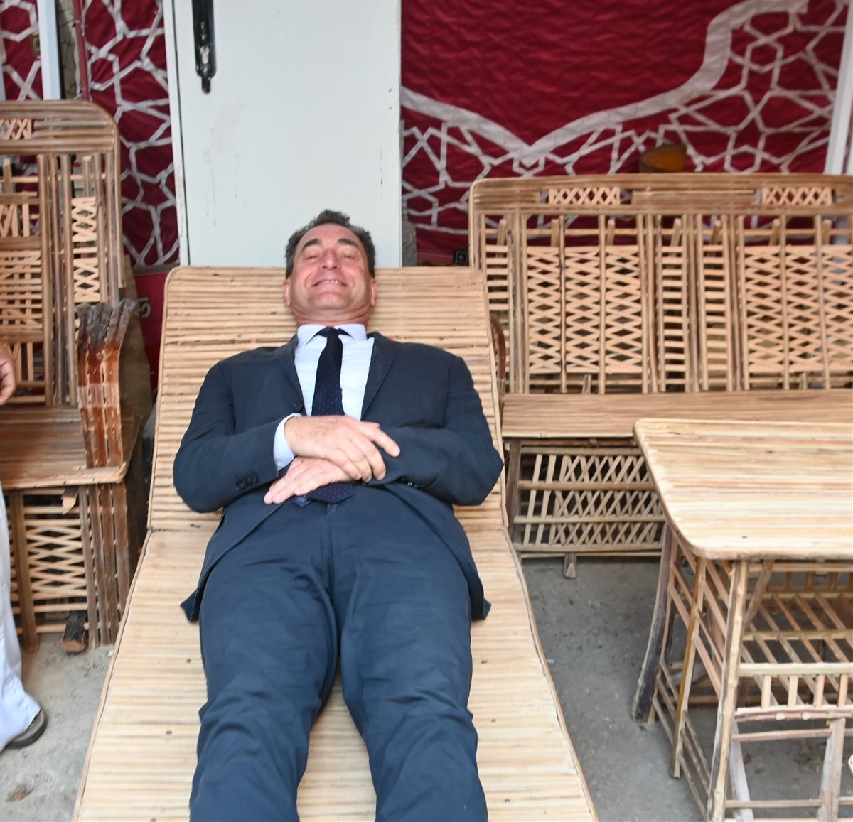 السفير الفرنسي يقوم بالاسترخاء على الشيزلونج الجريد