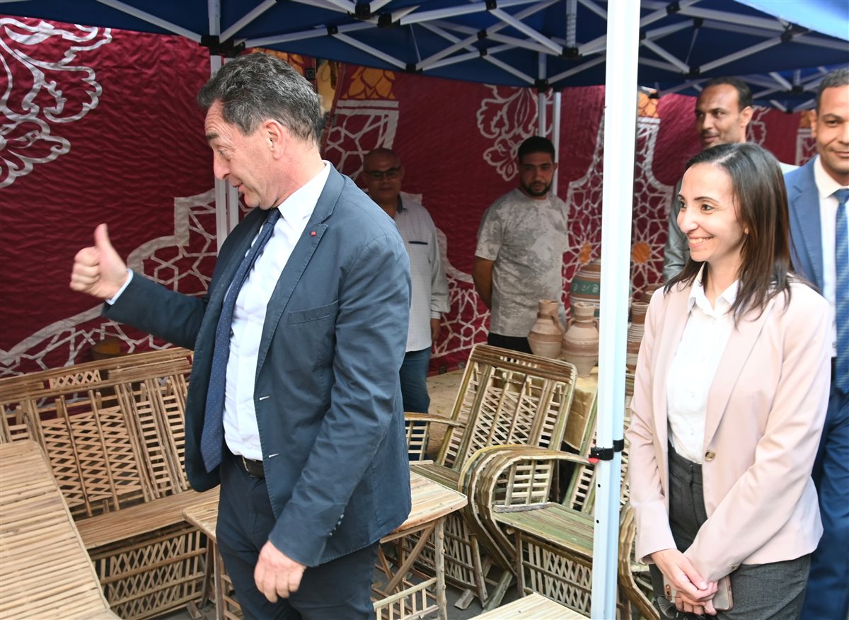 السفير الفرنسي يبدي إعجابه بصناعة الجريد