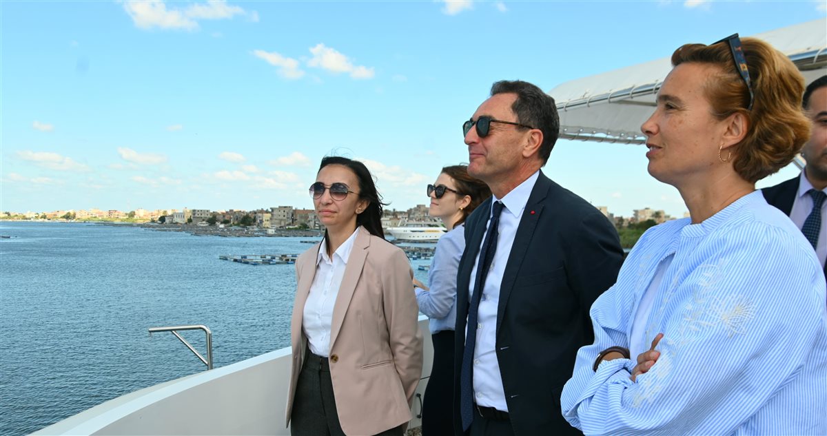 محافظ البحيرة والسفير الفرنسى يقومان بجولة نيلية وزيارات أثرية بمدينة رشيد