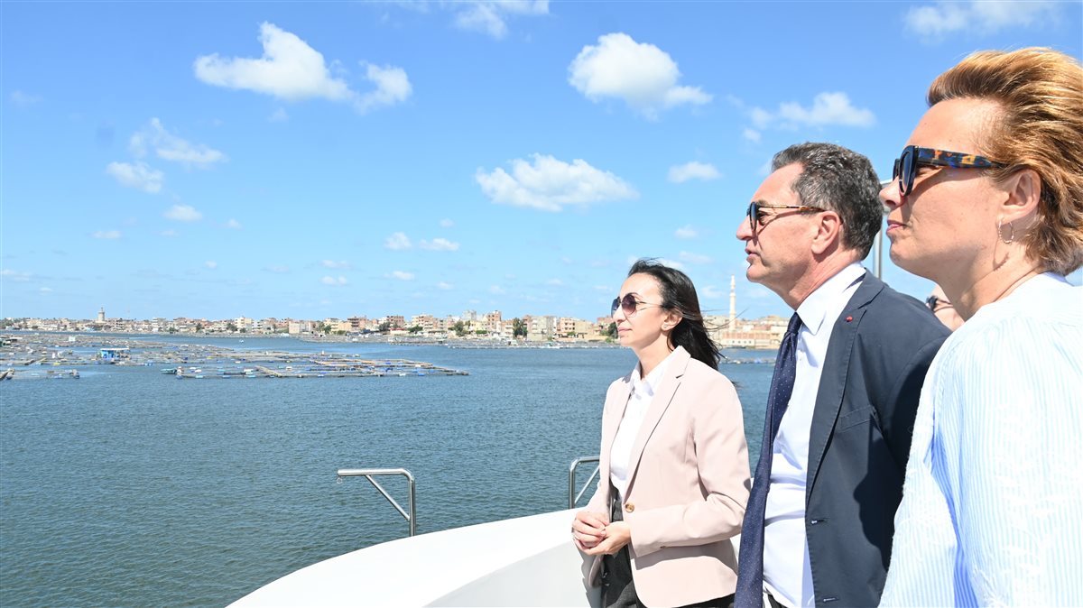 محافظ البحيرة والسفير الفرنسى يقومان بجولة نيلية وزيارات أثرية بمدينة رشيد