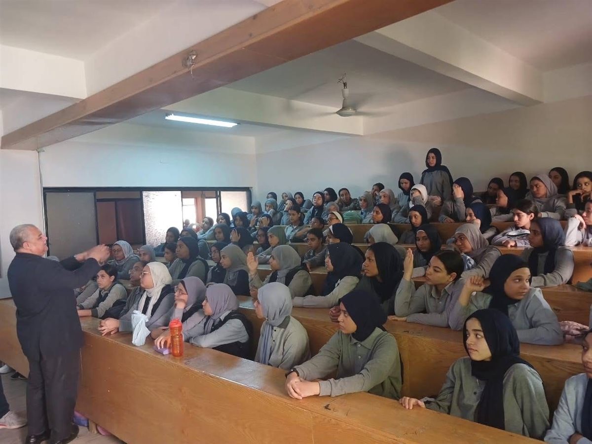 وكيل تعليم الأقصر يشرح نظام البكالوريا للطلاب 