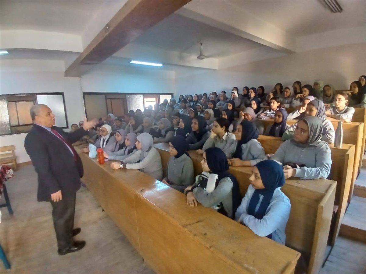 وكيل تعليم الأقصر يشرح نظام البكالوريا للطلاب 