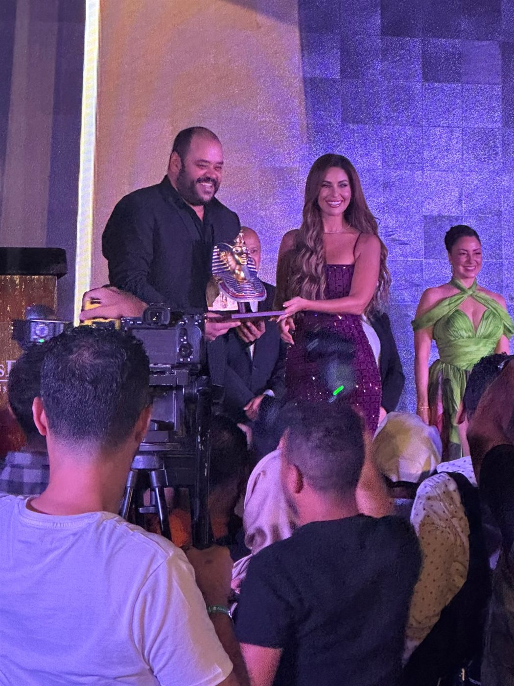 لحظة تكريم الفنان محمد ممدوح 