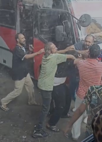 سائقو أجرة يعتدون علي أحد الركاب في موقف أرض اللواء بالعجوزة