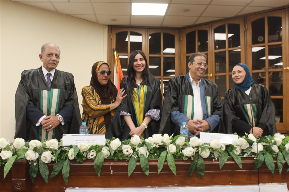 الباحثة خلال المناقشة 