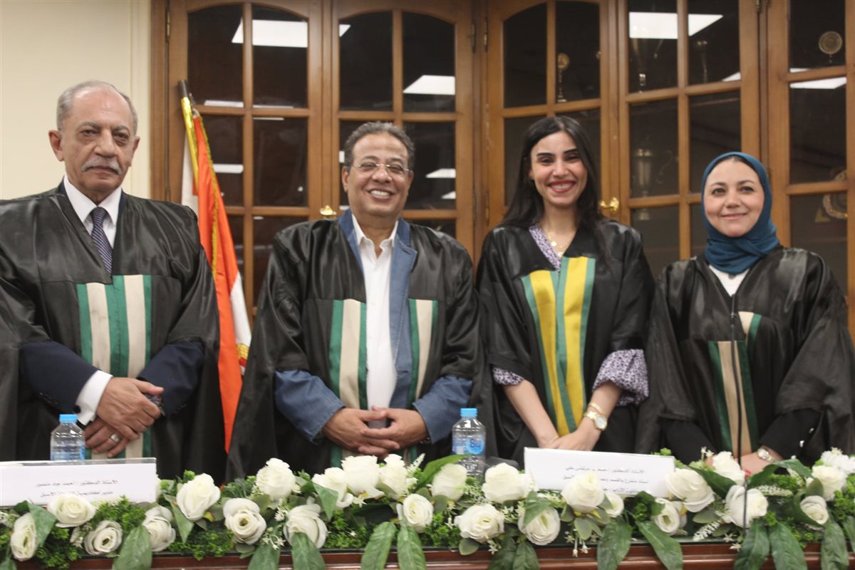 الباحثة خلال المناقشة 