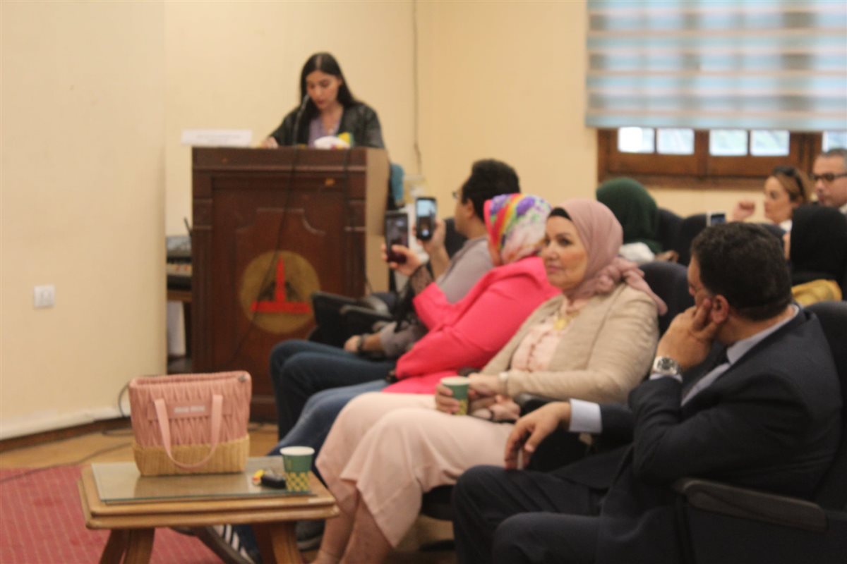 الباحثة خلال المناقشة 