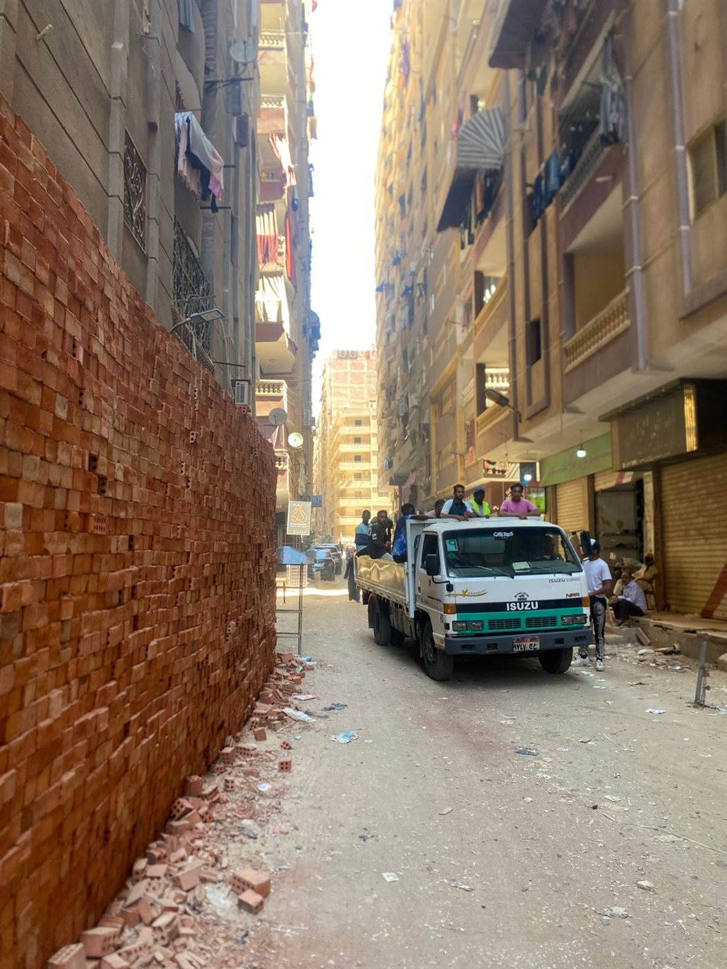 وزيرة التنمية المحلية: إزالة أدوار مخالفة في 3 عقارات بأحياء السلام أول وعين شمس والهرم 