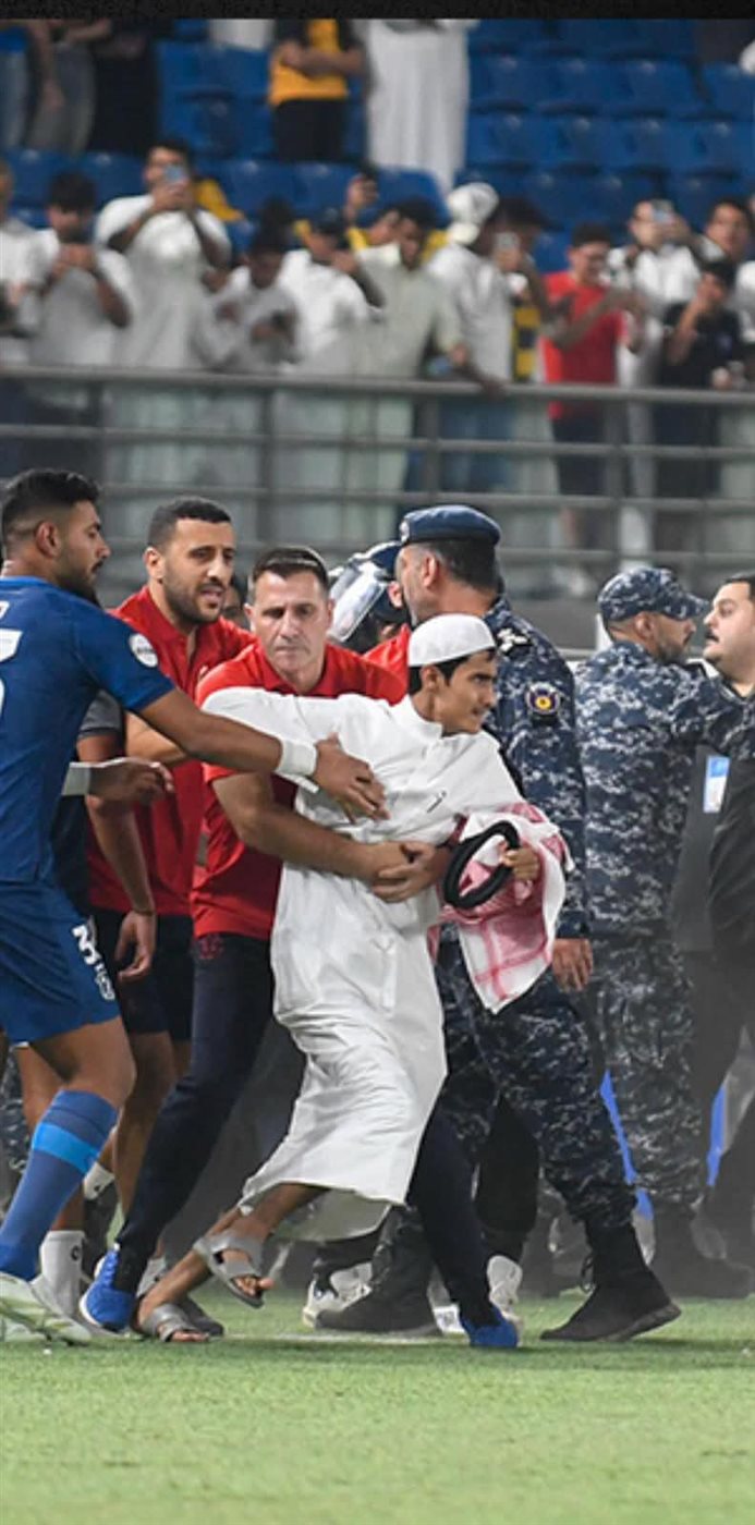  خناقة شوارع في مباراة القادسية والكويت بالدوري الكويتي