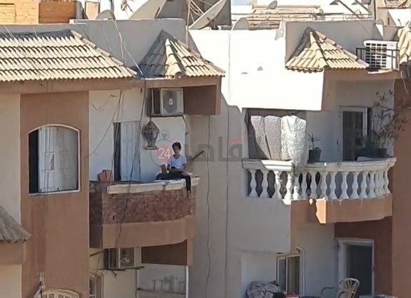 طفل يلعب علي سور بلكونة بالغردقة 