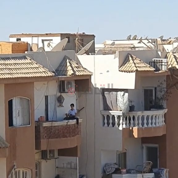 طفل يلعب علي سور بلكونة بالغردقة 