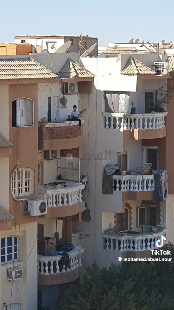 طفل يلعب علي سور بلكونة بالغردقة 