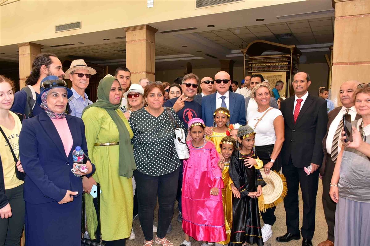 محافظ الأقصر وسط السائحين في اليوم العالمي للسياحة
