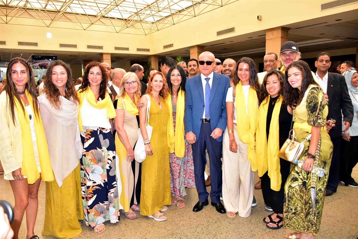 محافظ الأقصر وسط السائحين في اليوم العالمي للسياحة