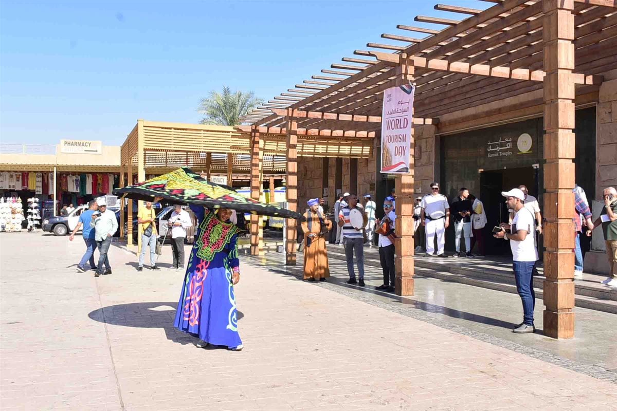 محافظ الأقصر وسط السائحين في اليوم العالمي للسياحة