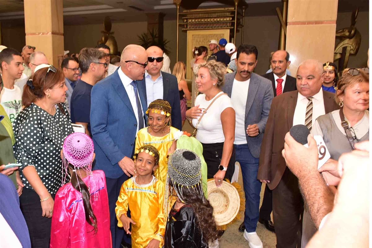 محافظ الأقصر وسط السائحين