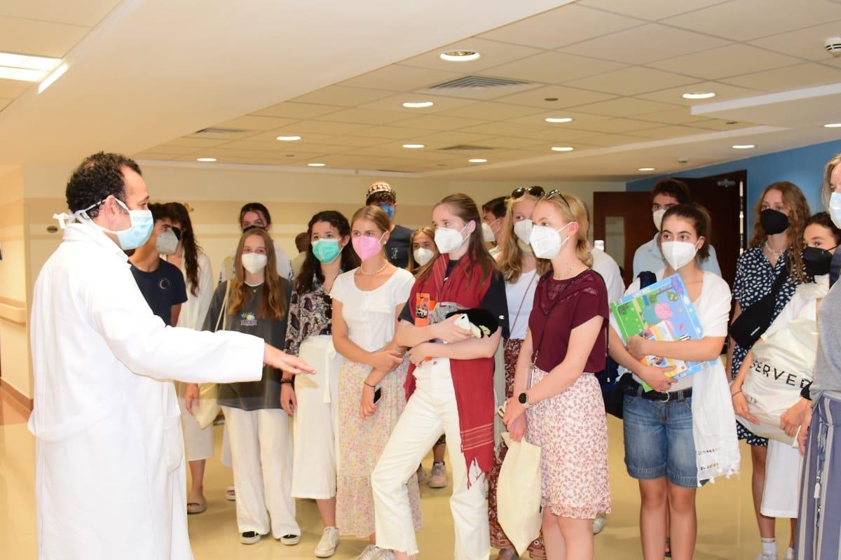 متطوعين أجانب يدعمون متحدي السرطان في يوم السياحة العالمي