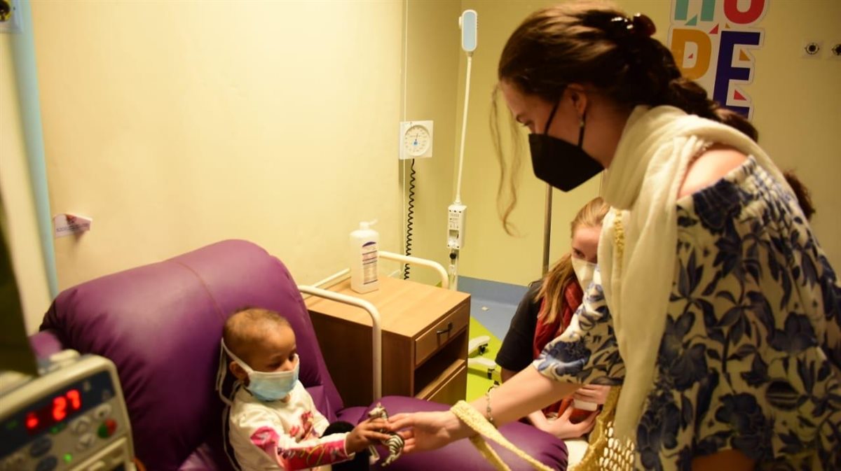 متطوعين أجانب يدعمون متحدي السرطان في يوم السياحة العالمي