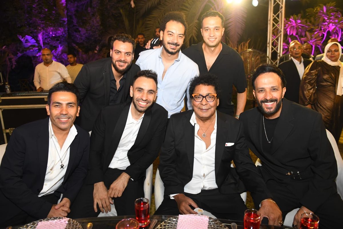 أحمد عصام وأحمد الشامي وبعض الحضور في حفل زفاف ابنه شقيقة منير