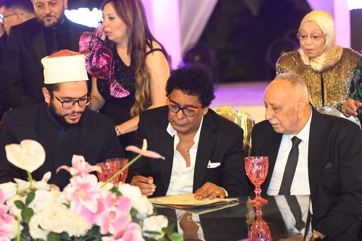 محمد منير يشهد على عقد قران ابنه شقيقته في حضور الأهل والأصدقاء